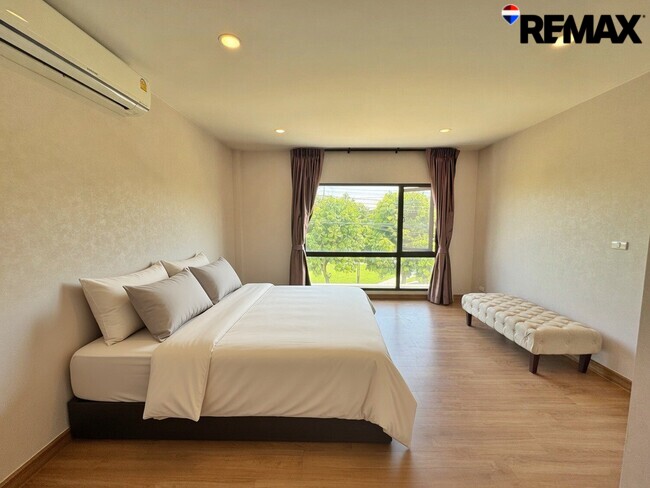 ขายบ้านเดี่ยวแปลงมุม หลังใหญ่ที่สุดในโครงการ! Centro ราชพฤกษ์–สวนผัก (5 นอน 342 ตร.ม.) ใกล้ทางด่วนศรีรัช แค่ 5 นาที