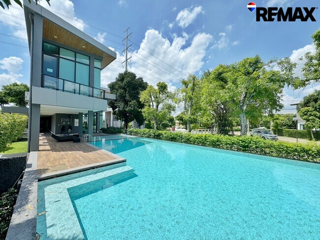 ขายบ้านเดี่ยวแปลงมุม หลังใหญ่ที่สุดในโครงการ! Centro ราชพฤกษ์–สวนผัก (5 นอน 342 ตร.ม.) ใกล้ทางด่วนศรีรัช แค่ 5 นาที