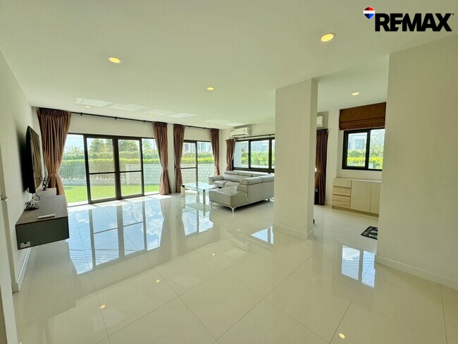 ขายบ้านเดี่ยวแปลงมุม หลังใหญ่ที่สุดในโครงการ! Centro ราชพฤกษ์–สวนผัก (5 นอน 342 ตร.ม.) ใกล้ทางด่วนศรีรัช แค่ 5 นาที