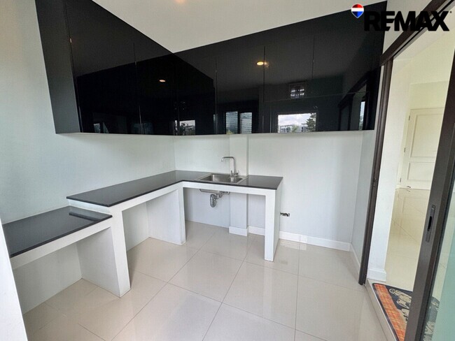 ขายบ้านเดี่ยวแปลงมุม หลังใหญ่ที่สุดในโครงการ! Centro ราชพฤกษ์–สวนผัก (5 นอน 342 ตร.ม.) ใกล้ทางด่วนศรีรัช แค่ 5 นาที