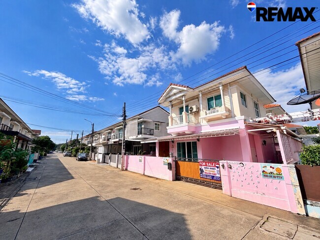 ขายบ้านแฝด เดอะวิลล่า รัตนาธิเบศร์–ราชพฤกษ์ 3.19 ล้านบาท ต่อเติมครบ 4 ห้องนอน 3 ห้องน้ำ