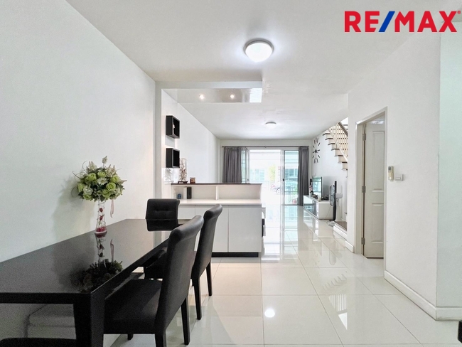 ขายทาวน์โฮม 3 ชั้น โครงการ Town Avenue พระราม 9 (กรุงเทพกรีฑา ซอย 7) ใกล้โรงเรียนนานาชาติเวลลิงตัน และ โรงเรียนนานาชาติไบรท์ตัน คอลเลจ