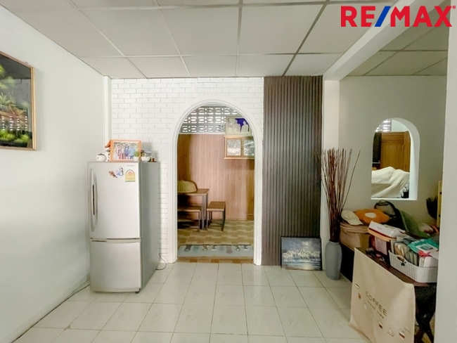 หมู่บ้านปั้นทอง 3 ซอยลาดปลาเค้า 78 ใกล้ตลาดลาดปลาเค้า ใกล้รถไฟฟ้าสถานีลาดปลาเค้า (สายสีชมพู)