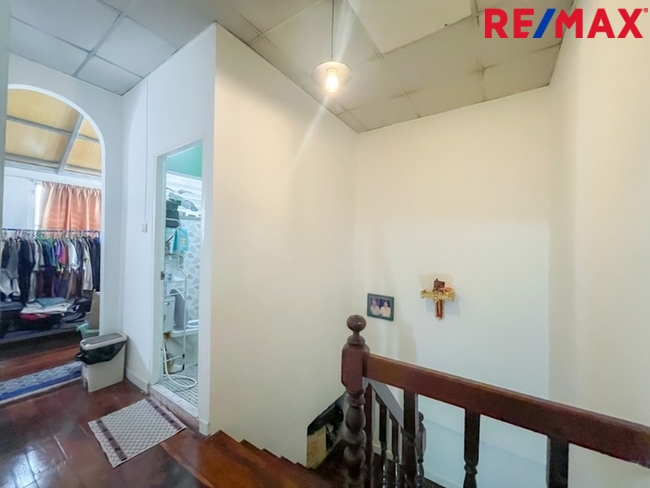 หมู่บ้านปั้นทอง 3 ซอยลาดปลาเค้า 78 ใกล้ตลาดลาดปลาเค้า ใกล้รถไฟฟ้าสถานีลาดปลาเค้า (สายสีชมพู)