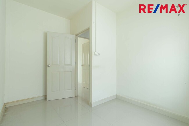 ขายทาวน์เฮาส์ พิศาล 16 ซอยบางขุนเทียน14 บ้านหน้ากว้าง ต่อเติมครั้วและหน้าบ้าน ไม่มีบ้านตรงข้าม