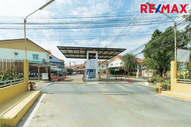 ขายทาวน์เฮาส์ พิศาล 16 ซอยบางขุนเทียน14 บ้านหน้ากว้าง ต่อเติมครั้วและหน้าบ้าน ไม่มีบ้านตรงข้าม