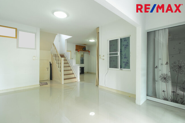 ขายทาวน์เฮาส์ พิศาล 16 ซอยบางขุนเทียน14 บ้านหน้ากว้าง ต่อเติมครั้วและหน้าบ้าน ไม่มีบ้านตรงข้าม