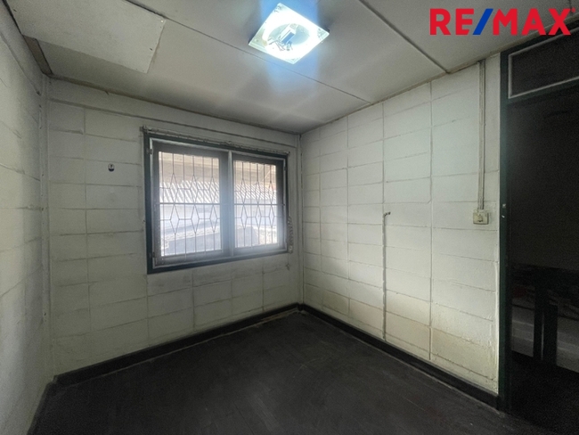 โครงการเคหะชุมชนรามอินทรา กม.4 บ้าน 2 ชั้น เนื้อที่ 22.6 ตร.ว. ติดรถไฟฟ้าสายสีชมพู สถานีมัยลาภ จากหมู่บ้านเพียง 50 เมตร ตรงข้ามหมู่บ้าน มี ศูนย์การค้า East Park