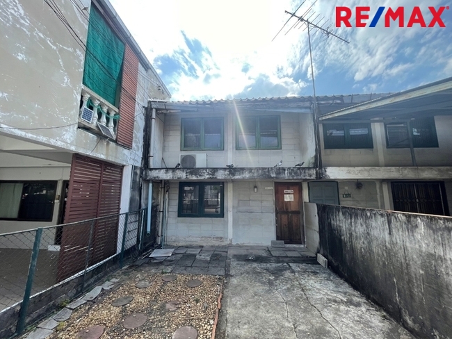 โครงการเคหะชุมชนรามอินทรา กม.4 บ้าน 2 ชั้น เนื้อที่ 22.6 ตร.ว. ติดรถไฟฟ้าสายสีชมพู สถานีมัยลาภ จากหมู่บ้านเพียง 50 เมตร ตรงข้ามหมู่บ้าน มี ศูนย์การค้า East Park