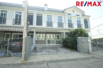 ทาวน์โฮมวิลลาจจิโอสุขสวัสดิ์ ประชาอุทิศ90 โครงการแลนด์แอนด์เอ้าส์ บ้านพร้อมอยู่ ตกแต่งเฟอร์แถมแอร์ 21.4วา ต้นโครงการ ใกล้ทางด่วนสุขสวัสดิ์ บางพลี เดินทางสะดวก