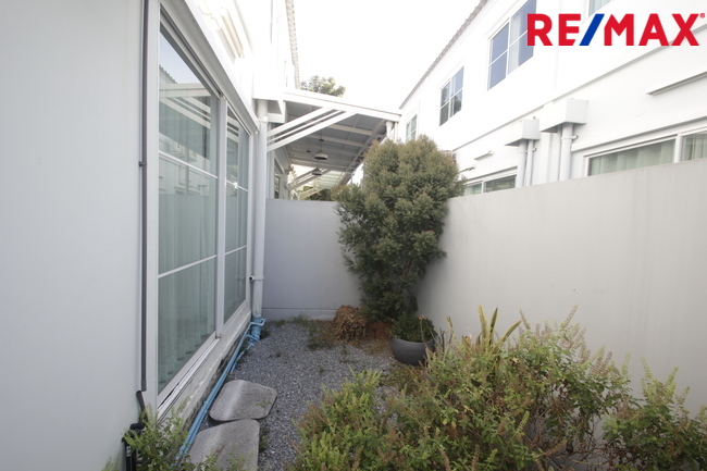 ทาวน์โฮมวิลลาจจิโอสุขสวัสดิ์ ประชาอุทิศ90 โครงการแลนด์แอนด์เอ้าส์ บ้านพร้อมอยู่ ตกแต่งเฟอร์แถมแอร์ 21.4วา ต้นโครงการ ใกล้ทางด่วนสุขสวัสดิ์ บางพลี เดินทางสะดวก