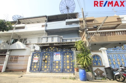 ทาวน์โฮมพาราไดซ์วิลล่า จรัญสนิทวงศ์5 ใกล้รถไฟฟ้าท่าพระ BTSจรัญ13 เดอะมอลล์ท่าพระ บ้านพร้อมอยู่ ตกแต่งแล้ว 3ชั้น 27วา เฟอร์บิวท์อิน เดินทางสะดวก ราคาเจรจาได้