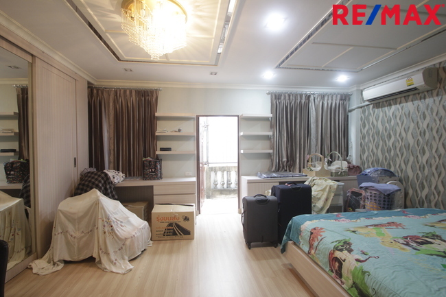 ทาวน์โฮมพาราไดซ์วิลล่า จรัญสนิทวงศ์5 ใกล้รถไฟฟ้าท่าพระ BTSจรัญ13 เดอะมอลล์ท่าพระ บ้านพร้อมอยู่ ตกแต่งแล้ว 3ชั้น 27วา เฟอร์บิวท์อิน เดินทางสะดวก ราคาเจรจาได้