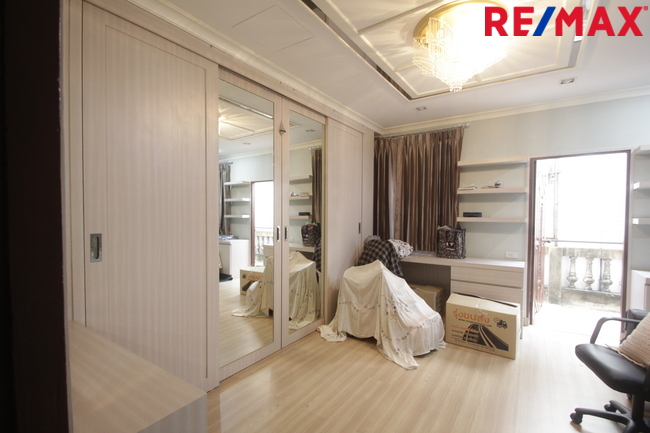 ทาวน์โฮมพาราไดซ์วิลล่า จรัญสนิทวงศ์5 ใกล้รถไฟฟ้าท่าพระ BTSจรัญ13 เดอะมอลล์ท่าพระ บ้านพร้อมอยู่ ตกแต่งแล้ว 3ชั้น 27วา เฟอร์บิวท์อิน เดินทางสะดวก ราคาเจรจาได้