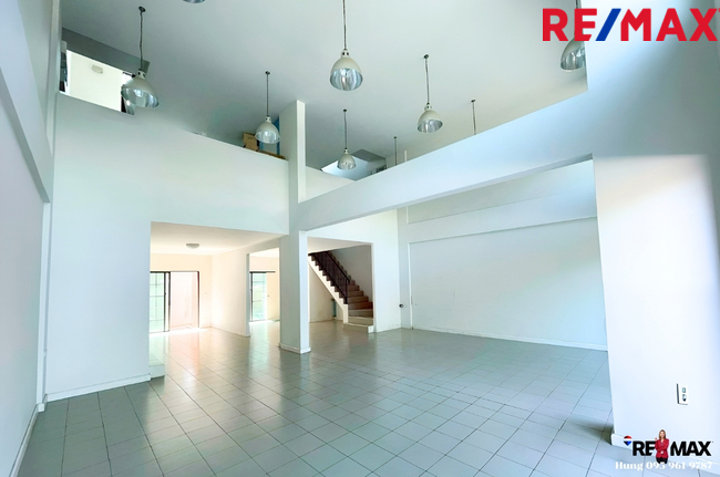 ขาย ทาวน์โฮม 3.5 ชั้น 2 คูหา ถ.เพชรเกษม 81 โครงการ Siri Avenue Phetkasem 81 (สิริ อเวนิว เพชรเกษม 81) ราคาขาย 10.95 Mb. / เช่า 60,000 บาทต่อเดือน สัญญา 1 ปีขึ้นไป มัดจำ 3 เดือน