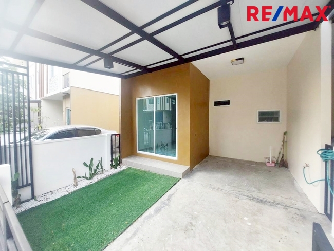 ขายด่วน! ทาวน์โฮมหลังมุม รีโนเวทใหม่ พร้อมอยู่ @ พลีโน เพชรเกษม 81