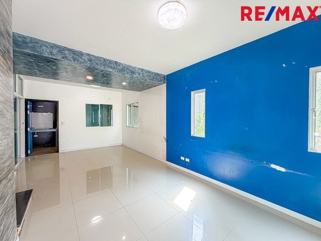 บ้านพฤกษา(คู้ขวา)เลียบวารี-มีนบุรี { บ้านหลังมุม 28.10 ตร.ว. } ใกล้ห้างแม็คโครหนองจอก มีพื้นที่ข้างบ้าน ต่อเติมห้องครัว ห้องอเนกประสงค์ หน้าบ้านมีห้องกระจกบานสไลด์ขนาดใหญ่