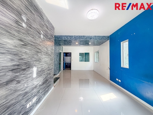 บ้านพฤกษา(คู้ขวา)เลียบวารี-มีนบุรี { บ้านหลังมุม 28.10 ตร.ว. } ใกล้ห้างแม็คโครหนองจอก มีพื้นที่ข้างบ้าน ต่อเติมห้องครัว ห้องอเนกประสงค์ หน้าบ้านมีห้องกระจกบานสไลด์ขนาดใหญ่