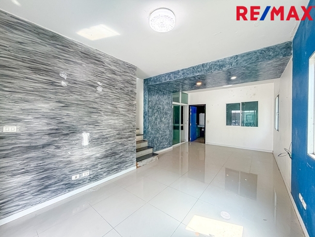 บ้านพฤกษา(คู้ขวา)เลียบวารี-มีนบุรี { บ้านหลังมุม 28.10 ตร.ว. } ใกล้ห้างแม็คโครหนองจอก มีพื้นที่ข้างบ้าน ต่อเติมห้องครัว ห้องอเนกประสงค์ หน้าบ้านมีห้องกระจกบานสไลด์ขนาดใหญ่