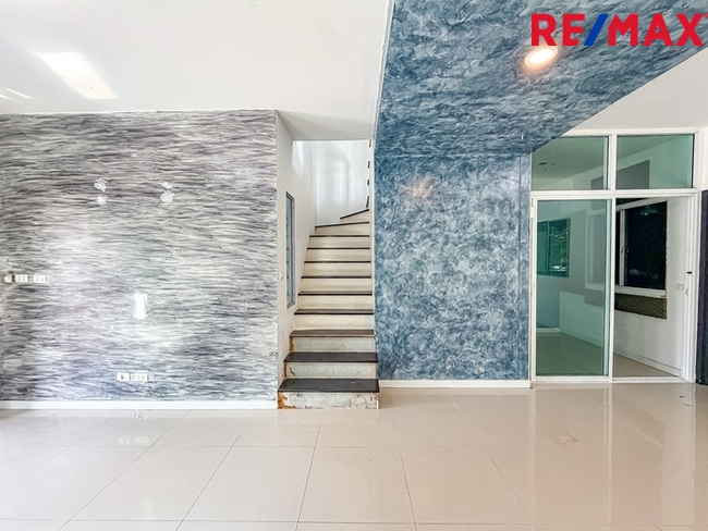 บ้านพฤกษา(คู้ขวา)เลียบวารี-มีนบุรี { บ้านหลังมุม 28.10 ตร.ว. } ใกล้ห้างแม็คโครหนองจอก มีพื้นที่ข้างบ้าน ต่อเติมห้องครัว ห้องอเนกประสงค์ หน้าบ้านมีห้องกระจกบานสไลด์ขนาดใหญ่