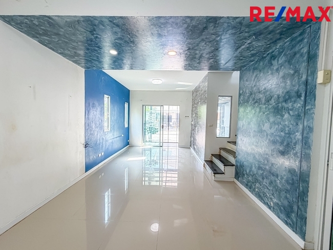 บ้านพฤกษา(คู้ขวา)เลียบวารี-มีนบุรี { บ้านหลังมุม 28.10 ตร.ว. } ใกล้ห้างแม็คโครหนองจอก มีพื้นที่ข้างบ้าน ต่อเติมห้องครัว ห้องอเนกประสงค์ หน้าบ้านมีห้องกระจกบานสไลด์ขนาดใหญ่