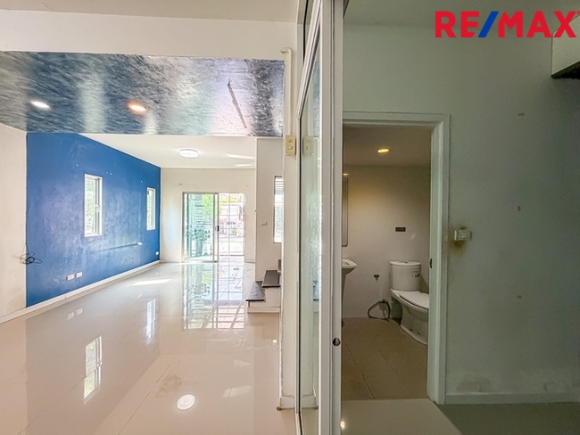 บ้านพฤกษา(คู้ขวา)เลียบวารี-มีนบุรี { บ้านหลังมุม 28.10 ตร.ว. } ใกล้ห้างแม็คโครหนองจอก มีพื้นที่ข้างบ้าน ต่อเติมห้องครัว ห้องอเนกประสงค์ หน้าบ้านมีห้องกระจกบานสไลด์ขนาดใหญ่