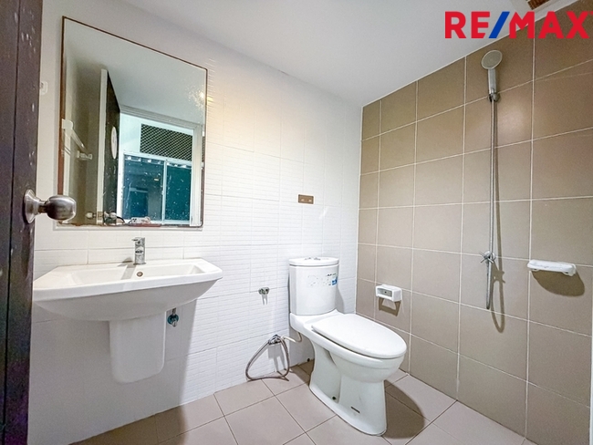 บ้านพฤกษา(คู้ขวา)เลียบวารี-มีนบุรี { บ้านหลังมุม 28.10 ตร.ว. } ใกล้ห้างแม็คโครหนองจอก มีพื้นที่ข้างบ้าน ต่อเติมห้องครัว ห้องอเนกประสงค์ หน้าบ้านมีห้องกระจกบานสไลด์ขนาดใหญ่