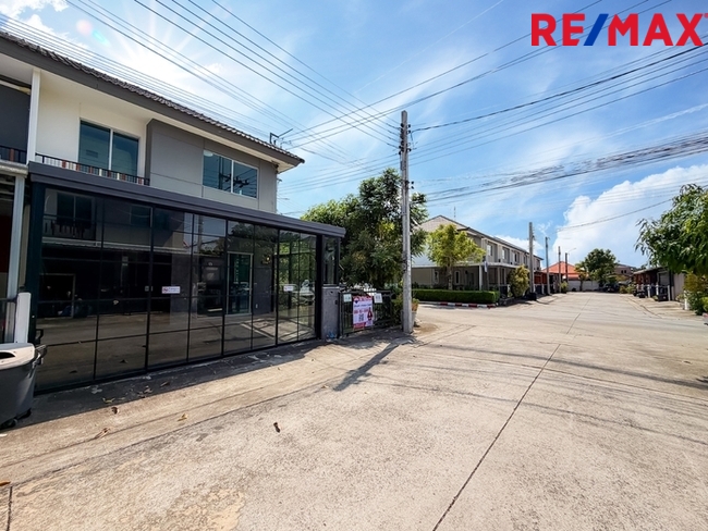 บ้านพฤกษา(คู้ขวา)เลียบวารี-มีนบุรี { บ้านหลังมุม 28.10 ตร.ว. } ใกล้ห้างแม็คโครหนองจอก มีพื้นที่ข้างบ้าน ต่อเติมห้องครัว ห้องอเนกประสงค์ หน้าบ้านมีห้องกระจกบานสไลด์ขนาดใหญ่