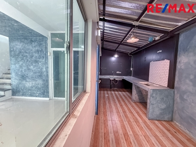 บ้านพฤกษา(คู้ขวา)เลียบวารี-มีนบุรี { บ้านหลังมุม 28.10 ตร.ว. } ใกล้ห้างแม็คโครหนองจอก มีพื้นที่ข้างบ้าน ต่อเติมห้องครัว ห้องอเนกประสงค์ หน้าบ้านมีห้องกระจกบานสไลด์ขนาดใหญ่