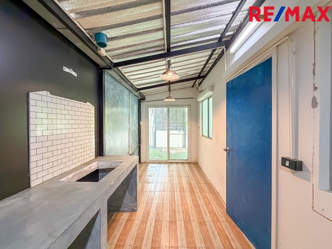 บ้านพฤกษา(คู้ขวา)เลียบวารี-มีนบุรี { บ้านหลังมุม 28.10 ตร.ว. } ใกล้ห้างแม็คโครหนองจอก มีพื้นที่ข้างบ้าน ต่อเติมห้องครัว ห้องอเนกประสงค์ หน้าบ้านมีห้องกระจกบานสไลด์ขนาดใหญ่