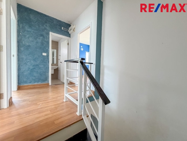 บ้านพฤกษา(คู้ขวา)เลียบวารี-มีนบุรี { บ้านหลังมุม 28.10 ตร.ว. } ใกล้ห้างแม็คโครหนองจอก มีพื้นที่ข้างบ้าน ต่อเติมห้องครัว ห้องอเนกประสงค์ หน้าบ้านมีห้องกระจกบานสไลด์ขนาดใหญ่