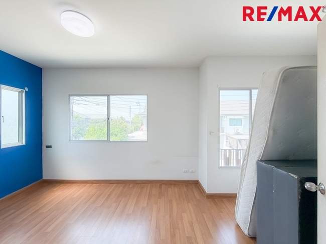 บ้านพฤกษา(คู้ขวา)เลียบวารี-มีนบุรี { บ้านหลังมุม 28.10 ตร.ว. } ใกล้ห้างแม็คโครหนองจอก มีพื้นที่ข้างบ้าน ต่อเติมห้องครัว ห้องอเนกประสงค์ หน้าบ้านมีห้องกระจกบานสไลด์ขนาดใหญ่