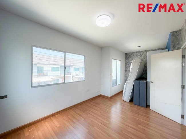 บ้านพฤกษา(คู้ขวา)เลียบวารี-มีนบุรี { บ้านหลังมุม 28.10 ตร.ว. } ใกล้ห้างแม็คโครหนองจอก มีพื้นที่ข้างบ้าน ต่อเติมห้องครัว ห้องอเนกประสงค์ หน้าบ้านมีห้องกระจกบานสไลด์ขนาดใหญ่