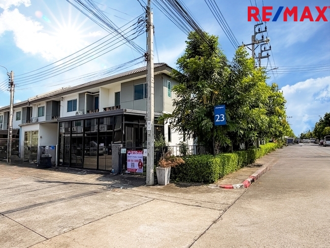 บ้านพฤกษา(คู้ขวา)เลียบวารี-มีนบุรี { บ้านหลังมุม 28.10 ตร.ว. } ใกล้ห้างแม็คโครหนองจอก มีพื้นที่ข้างบ้าน ต่อเติมห้องครัว ห้องอเนกประสงค์ หน้าบ้านมีห้องกระจกบานสไลด์ขนาดใหญ่