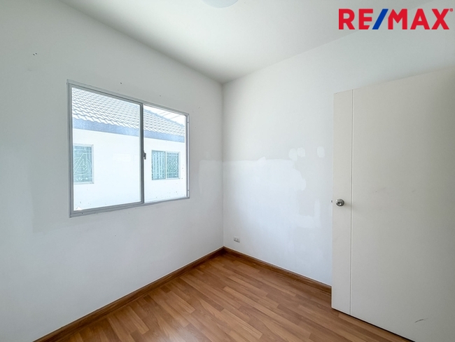 บ้านพฤกษา(คู้ขวา)เลียบวารี-มีนบุรี { บ้านหลังมุม 28.10 ตร.ว. } ใกล้ห้างแม็คโครหนองจอก มีพื้นที่ข้างบ้าน ต่อเติมห้องครัว ห้องอเนกประสงค์ หน้าบ้านมีห้องกระจกบานสไลด์ขนาดใหญ่