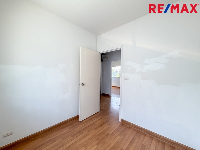 บ้านพฤกษา(คู้ขวา)เลียบวารี-มีนบุรี { บ้านหลังมุม 28.10 ตร.ว. } ใกล้ห้างแม็คโครหนองจอก มีพื้นที่ข้างบ้าน ต่อเติมห้องครัว ห้องอเนกประสงค์ หน้าบ้านมีห้องกระจกบานสไลด์ขนาดใหญ่