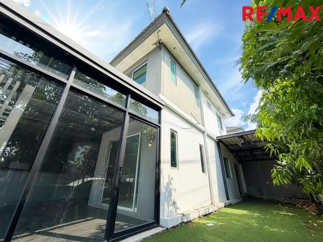 บ้านพฤกษา(คู้ขวา)เลียบวารี-มีนบุรี { บ้านหลังมุม 28.10 ตร.ว. } ใกล้ห้างแม็คโครหนองจอก มีพื้นที่ข้างบ้าน ต่อเติมห้องครัว ห้องอเนกประสงค์ หน้าบ้านมีห้องกระจกบานสไลด์ขนาดใหญ่