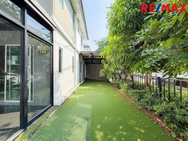 บ้านพฤกษา(คู้ขวา)เลียบวารี-มีนบุรี { บ้านหลังมุม 28.10 ตร.ว. } ใกล้ห้างแม็คโครหนองจอก มีพื้นที่ข้างบ้าน ต่อเติมห้องครัว ห้องอเนกประสงค์ หน้าบ้านมีห้องกระจกบานสไลด์ขนาดใหญ่