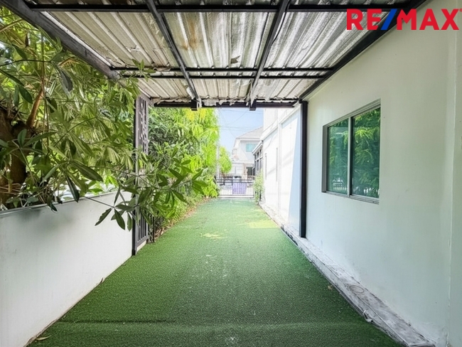 บ้านพฤกษา(คู้ขวา)เลียบวารี-มีนบุรี { บ้านหลังมุม 28.10 ตร.ว. } ใกล้ห้างแม็คโครหนองจอก มีพื้นที่ข้างบ้าน ต่อเติมห้องครัว ห้องอเนกประสงค์ หน้าบ้านมีห้องกระจกบานสไลด์ขนาดใหญ่