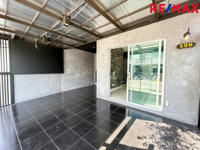 บ้านพฤกษา(คู้ขวา)เลียบวารี-มีนบุรี { บ้านหลังมุม 28.10 ตร.ว. } ใกล้ห้างแม็คโครหนองจอก มีพื้นที่ข้างบ้าน ต่อเติมห้องครัว ห้องอเนกประสงค์ หน้าบ้านมีห้องกระจกบานสไลด์ขนาดใหญ่