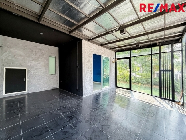 บ้านพฤกษา(คู้ขวา)เลียบวารี-มีนบุรี { บ้านหลังมุม 28.10 ตร.ว. } ใกล้ห้างแม็คโครหนองจอก มีพื้นที่ข้างบ้าน ต่อเติมห้องครัว ห้องอเนกประสงค์ หน้าบ้านมีห้องกระจกบานสไลด์ขนาดใหญ่