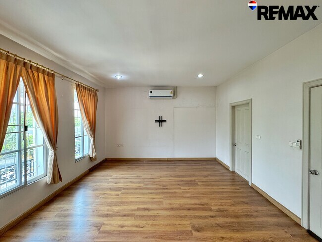 ถูกที่สุดในโครงการ! ขายทาวน์โฮม บ้านกลางเมือง มอนติ-คาร์โล รัชวิภา 3 ชั้น หน้าสวนส่วนกลาง จอดรถ 3 คัน ใกล้รถไฟฟ้า 480 เมตร ตำแหน่ง Rare Item! หน้าบ้านไม่ชนใคร