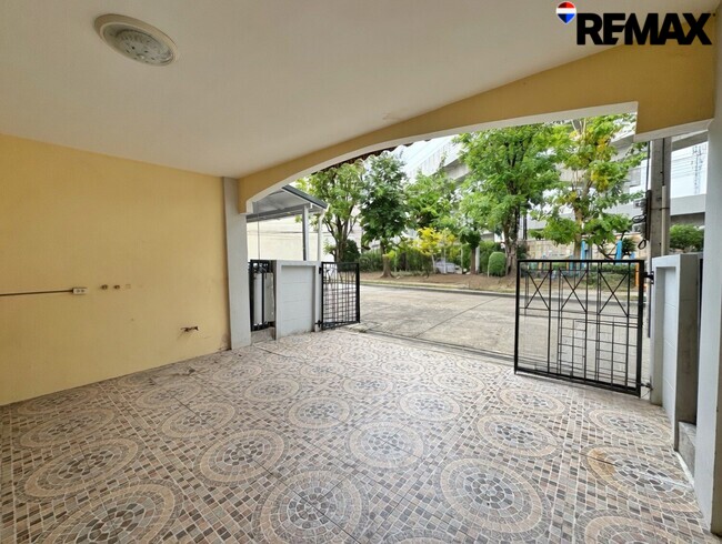 ถูกที่สุดในโครงการ! ขายทาวน์โฮม บ้านกลางเมือง มอนติ-คาร์โล รัชวิภา 3 ชั้น หน้าสวนส่วนกลาง จอดรถ 3 คัน ใกล้รถไฟฟ้า 480 เมตร ตำแหน่ง Rare Item! หน้าบ้านไม่ชนใคร