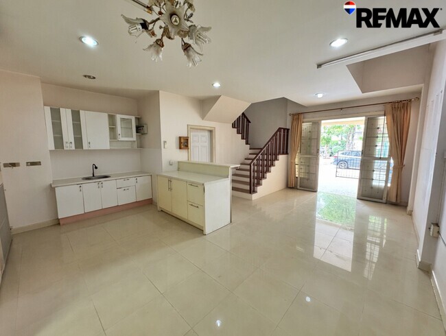 ถูกที่สุดในโครงการ! ขายทาวน์โฮม บ้านกลางเมือง มอนติ-คาร์โล รัชวิภา 3 ชั้น หน้าสวนส่วนกลาง จอดรถ 3 คัน ใกล้รถไฟฟ้า 480 เมตร ตำแหน่ง Rare Item! หน้าบ้านไม่ชนใคร