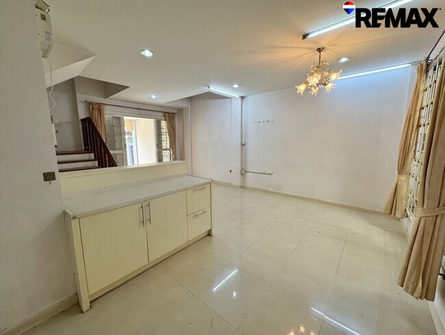 ถูกที่สุดในโครงการ! ขายทาวน์โฮม บ้านกลางเมือง มอนติ-คาร์โล รัชวิภา 3 ชั้น หน้าสวนส่วนกลาง จอดรถ 3 คัน ใกล้รถไฟฟ้า 480 เมตร ตำแหน่ง Rare Item! หน้าบ้านไม่ชนใคร