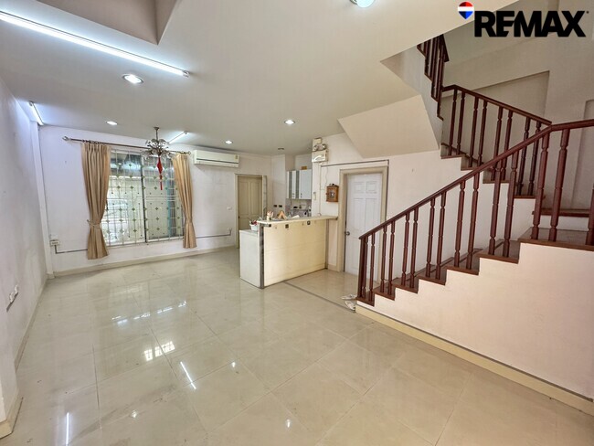 ถูกที่สุดในโครงการ! ขายทาวน์โฮม บ้านกลางเมือง มอนติ-คาร์โล รัชวิภา 3 ชั้น หน้าสวนส่วนกลาง จอดรถ 3 คัน ใกล้รถไฟฟ้า 480 เมตร ตำแหน่ง Rare Item! หน้าบ้านไม่ชนใคร