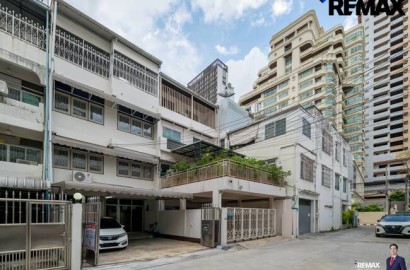 [บ้านสุขุมวิท @ EMDistrict โครต Rare!! แปลงใหญ่ 34 ตร.วา] (สุขุมวิท 31 ) หน้ากว้าง 5.4 เมตร TownHouse เรียกว่าอยู่โซน EMDistrict ได้เลย และเป็นหลังใหญ่ 4 ชั้น ที่จอดรถ 2 คันได้แบบหลวมๆ