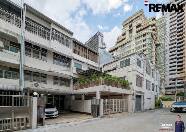 [บ้านสุขุมวิท @ EMDistrict โครต Rare!! แปลงใหญ่ 34 ตร.วา] (สุขุมวิท 31 ) หน้ากว้าง 5.4 เมตร TownHouse เรียกว่าอยู่โซน EMDistrict ได้เลย และเป็นหลังใหญ่ 4 ชั้น ที่จอดรถ 2 คันได้แบบหลวมๆ