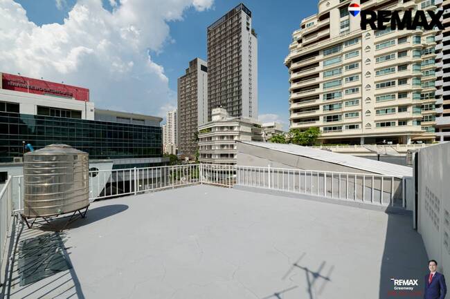 [บ้านสุขุมวิท @ EMDistrict โครต Rare!! แปลงใหญ่ 34 ตร.วา] (สุขุมวิท 31 ) หน้ากว้าง 5.4 เมตร TownHouse เรียกว่าอยู่โซน EMDistrict ได้เลย และเป็นหลังใหญ่ 4 ชั้น ที่จอดรถ 2 คันได้แบบหลวมๆ