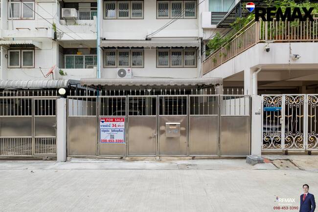 [บ้านสุขุมวิท @ EMDistrict โครต Rare!! แปลงใหญ่ 34 ตร.วา] (สุขุมวิท 31 ) หน้ากว้าง 5.4 เมตร TownHouse เรียกว่าอยู่โซน EMDistrict ได้เลย และเป็นหลังใหญ่ 4 ชั้น ที่จอดรถ 2 คันได้แบบหลวมๆ